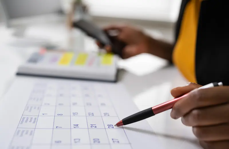Terminplaner mit Kalender und Notizen auf dem Tisch