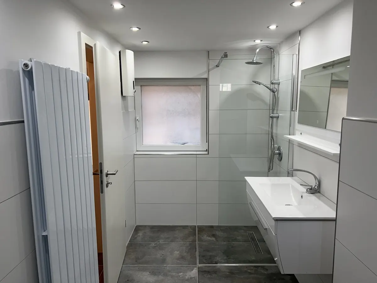 Fertiges Badezimmer mit bodengleicher Dusche