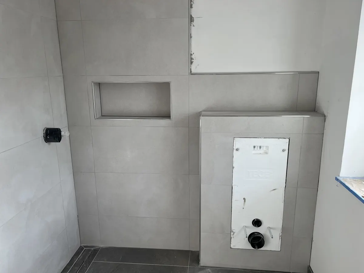 Wandflächen in Betonoptik gespachtelt in einem Badezimmer