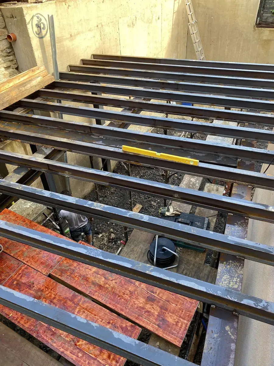 Stahlträger und neue Balkenlage für den Bodenaufbau im Altbau