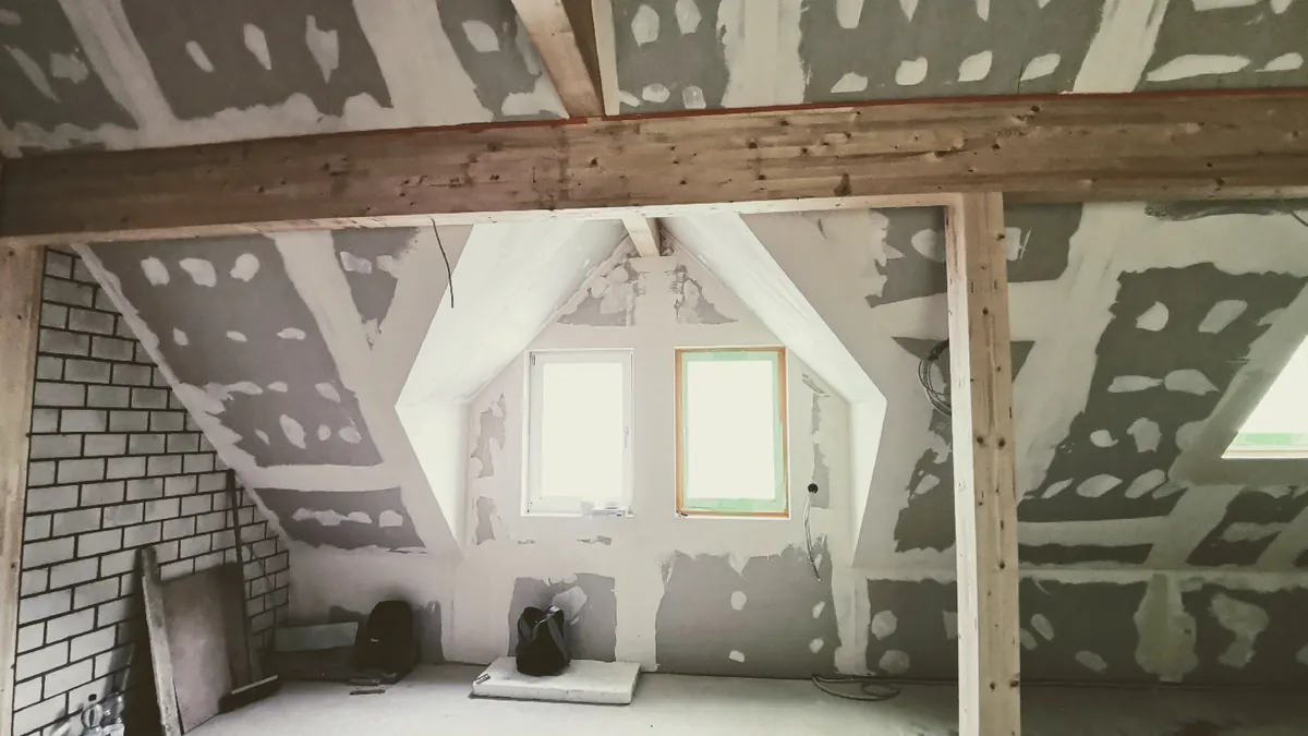 Dachgeschossausbau mit Trockenbau zwischen altem Fachwerk