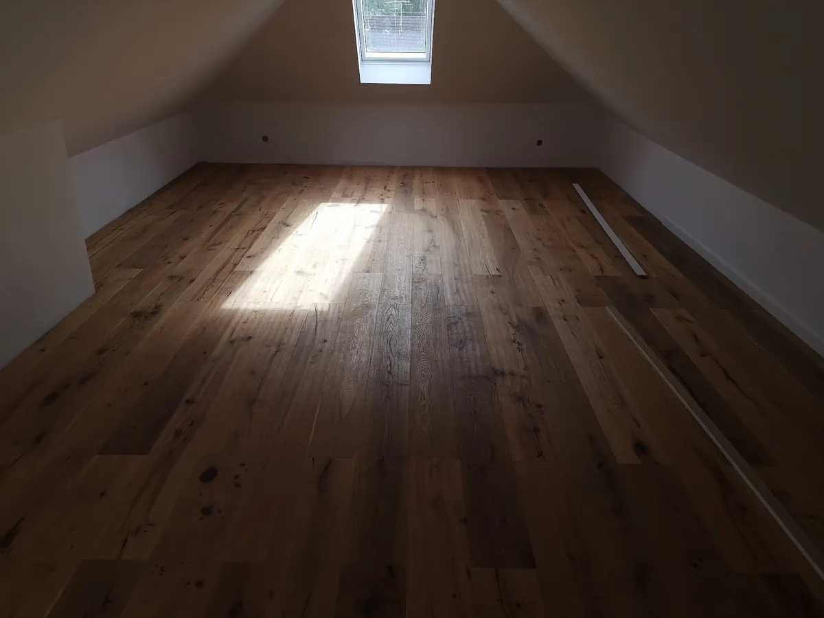 Raum mit dunklem Massivdielenboden im Sonnenlicht