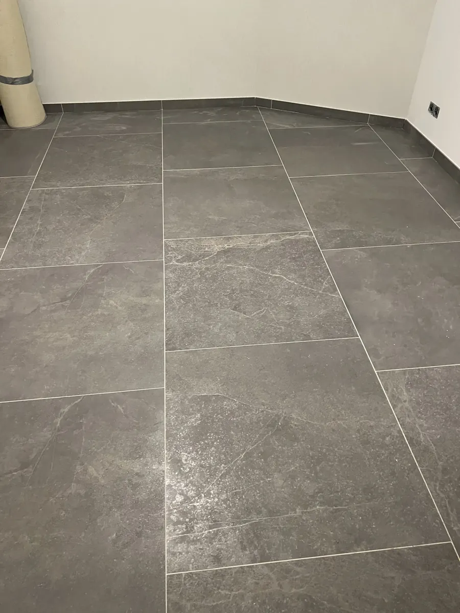 Großformatige graue Bodenfliesen in einem Wohnraum