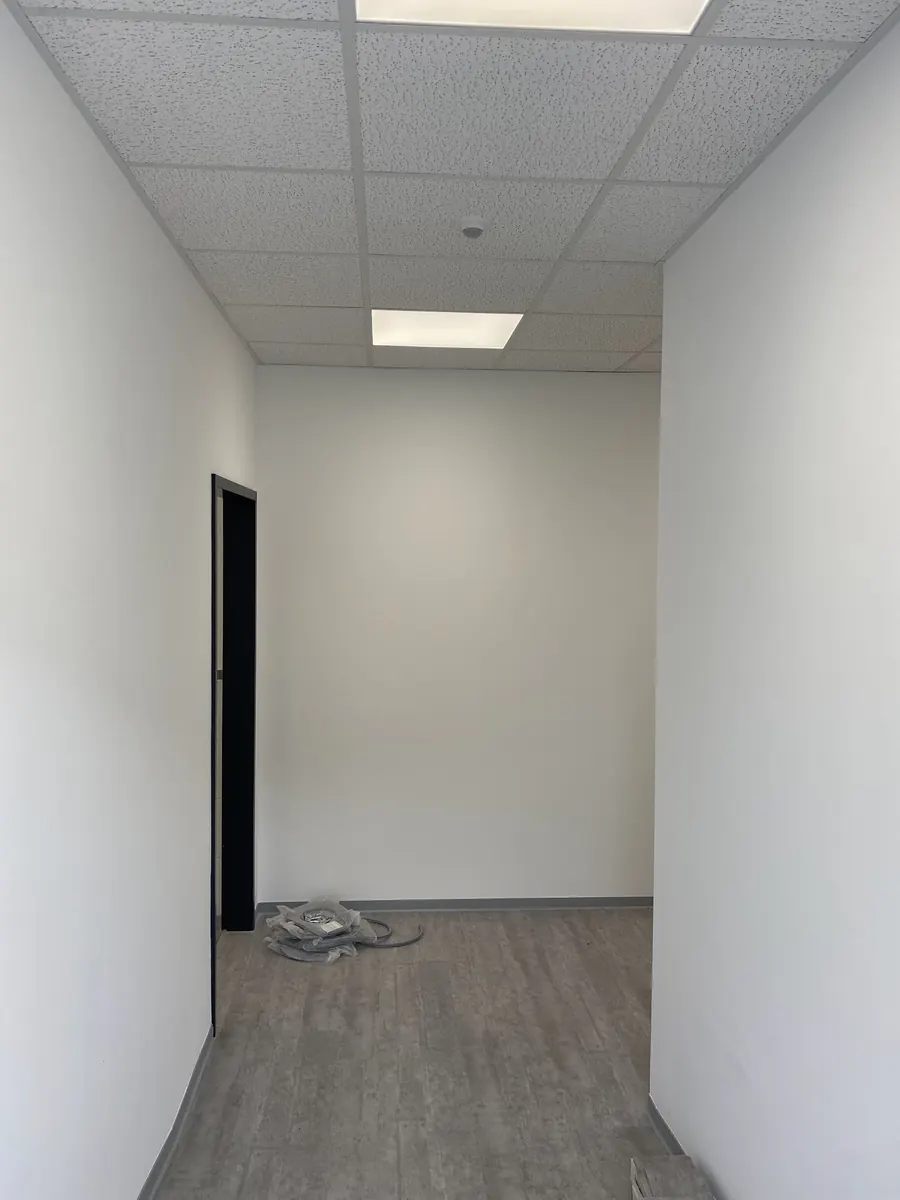 Bürokorridor mit Rasterdecke und Vinylboden