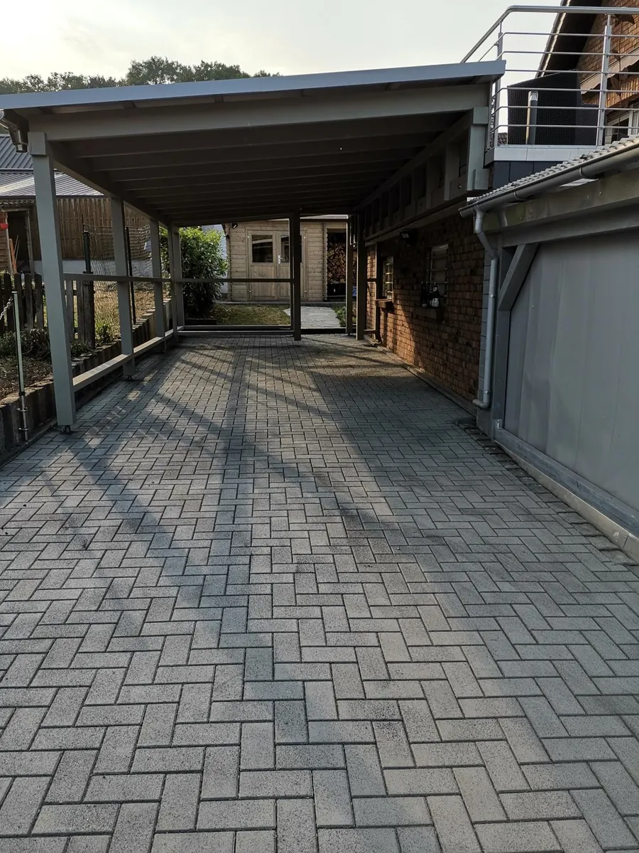 Gepflasterter Innenhof zwischen zwei Gebäuden