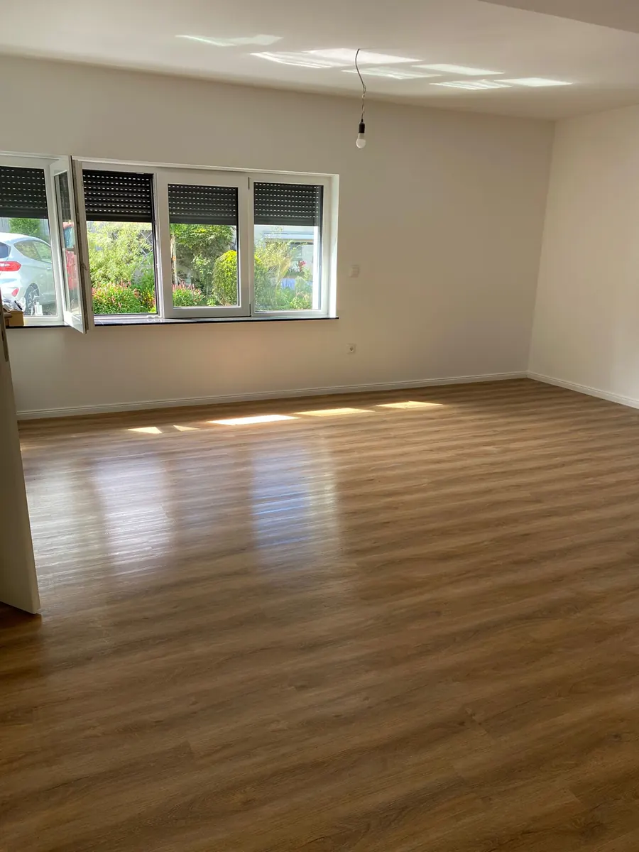 Wohnraum mit frisch verlegtem Laminatboden