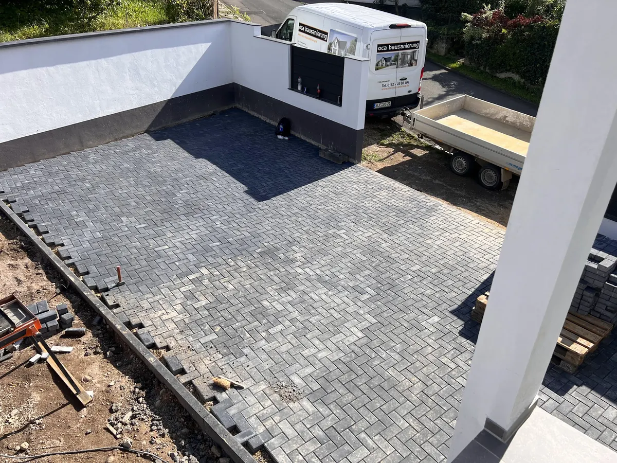 Frisch gepflasterte Hofeinfahrt mit Betonsteinpflaster
