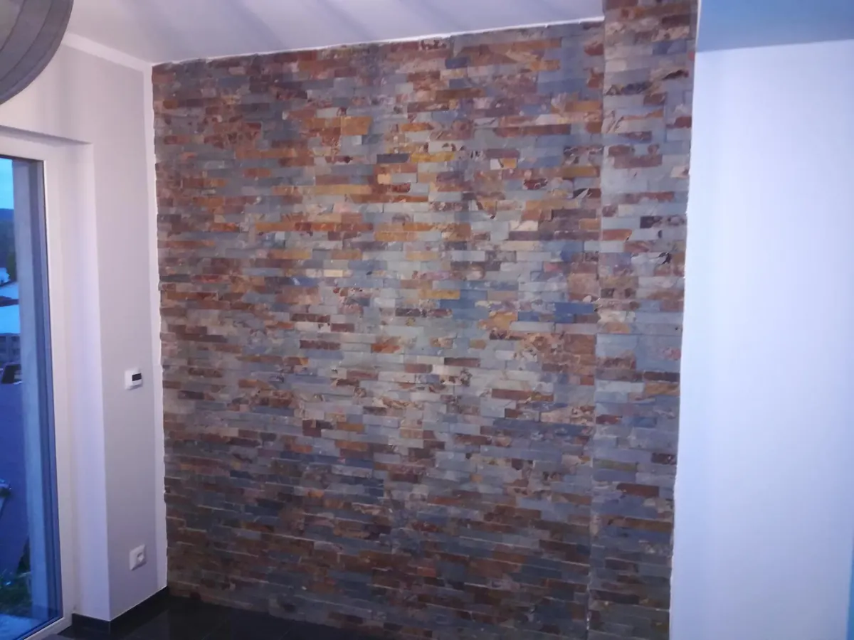 Wandverkleidung in Backstein-Optik in einem Wohnraum