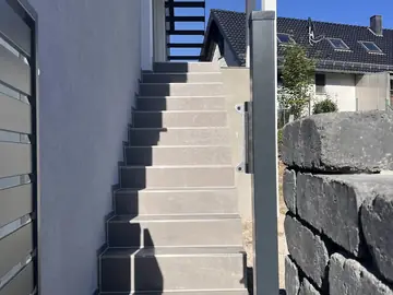 Außentreppe mit Natursteinmauer