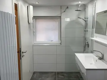 Fertiges Badezimmer mit bodengleicher Dusche