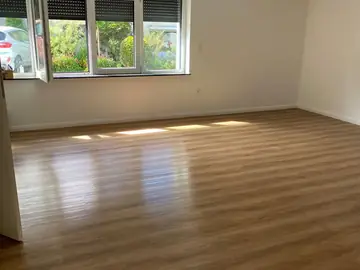 Wohnraum mit frisch verlegtem Laminatboden