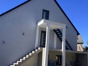 Neubau mit eingebauten Fenstern