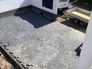 Frisch gepflasterte Hofeinfahrt
