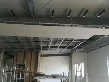 Rasterdecke in einer Gewerbefläche