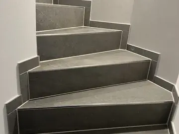 Fertig belegte Innentreppe mit Stufenplatten