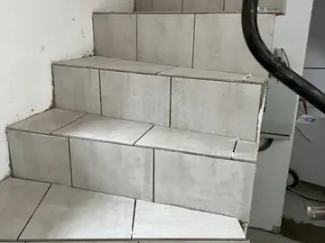 Treppe mit großformatigen Fliesen belegt