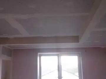 Abgehängte Trockenbaudecke mit Lichtvoute