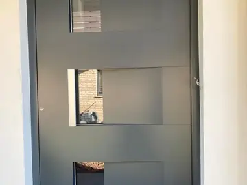 Moderne graue Haustür mit Glaseinsätzen