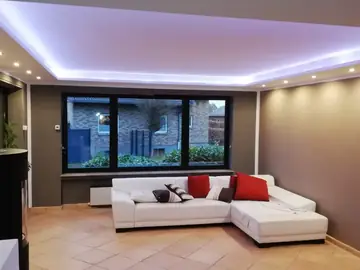 Wohnzimmer mit indirekter LED-Beleuchtung