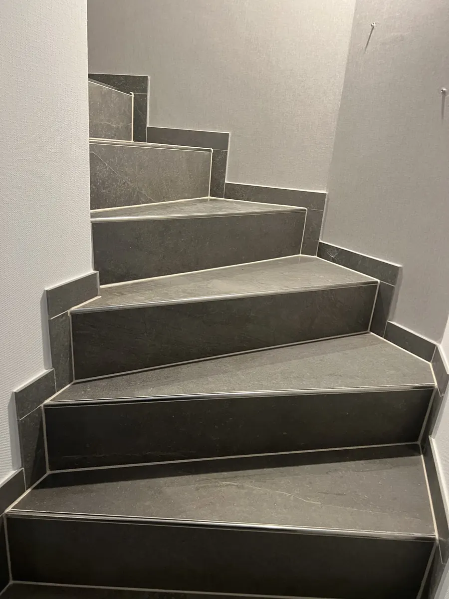 Fertig belegte Innentreppe mit grauen Stufenplatten