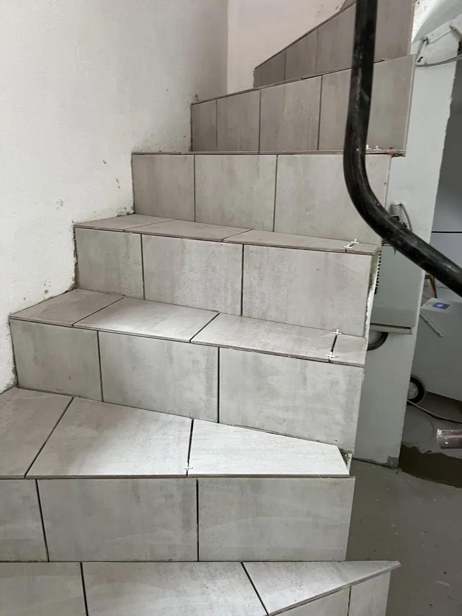 Treppe mit großformatigen Fliesen belegt