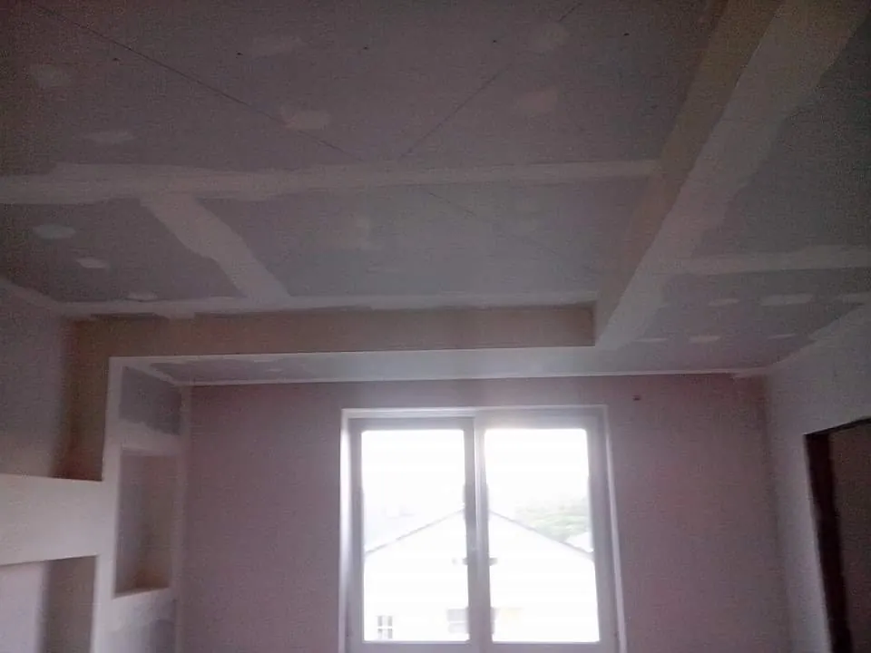 Abgehängte Trockenbaudecke mit Stufen und Lichtvoute