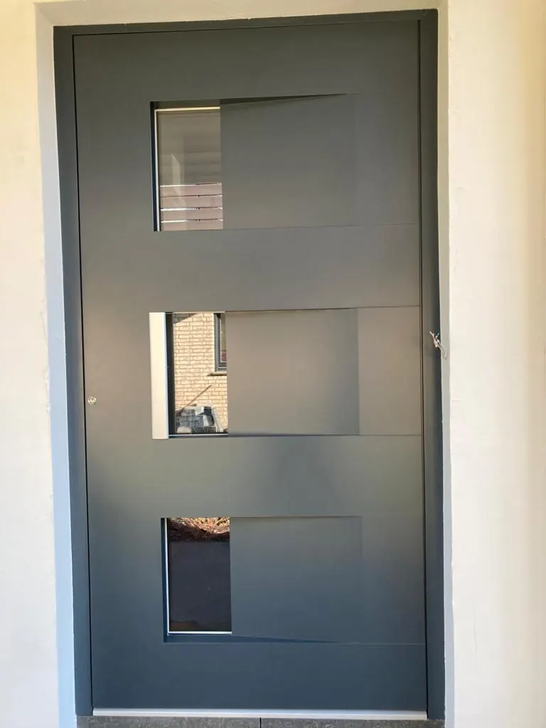 Moderne graue Haustür mit Glaseinsätzen in einem Neubau
