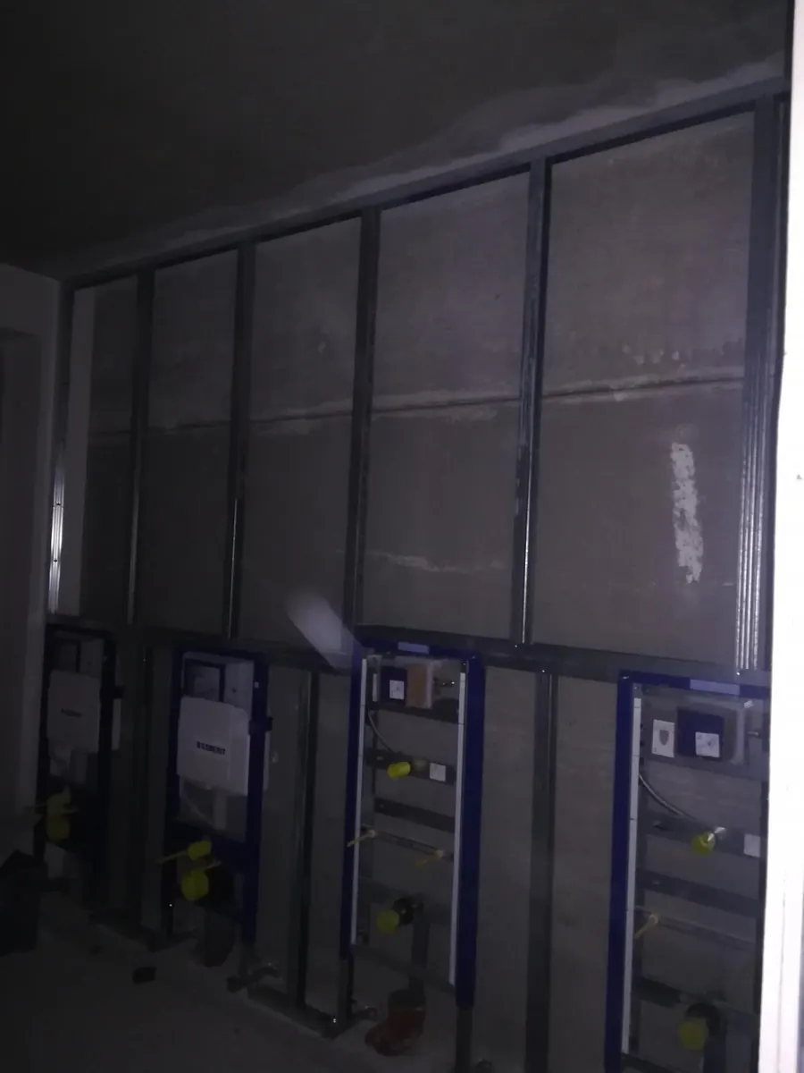 Vorwandinstallation mit Spülkästen im Rohbau
